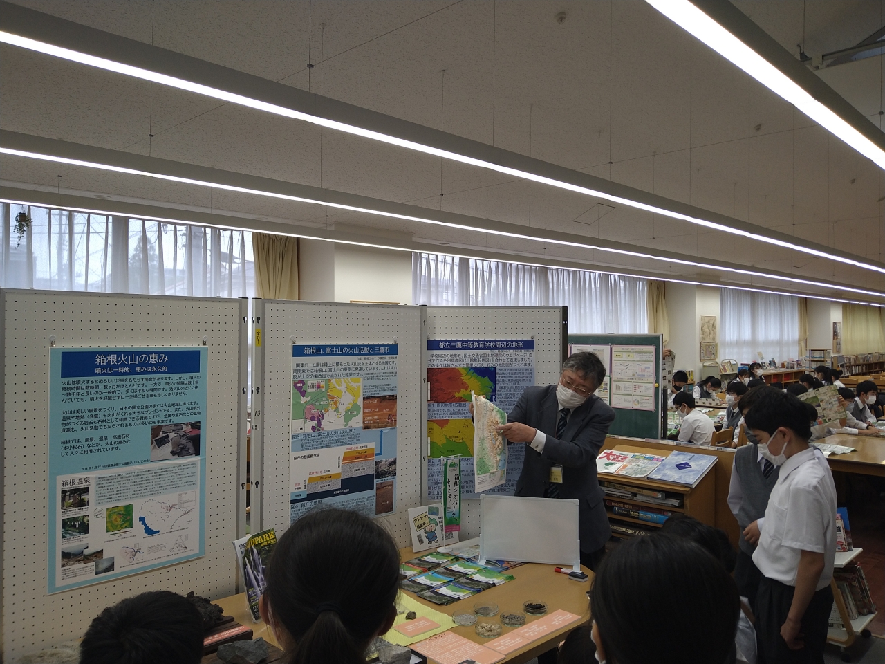 東京都立三鷹中等教育学校図書館で展示解説を行いました