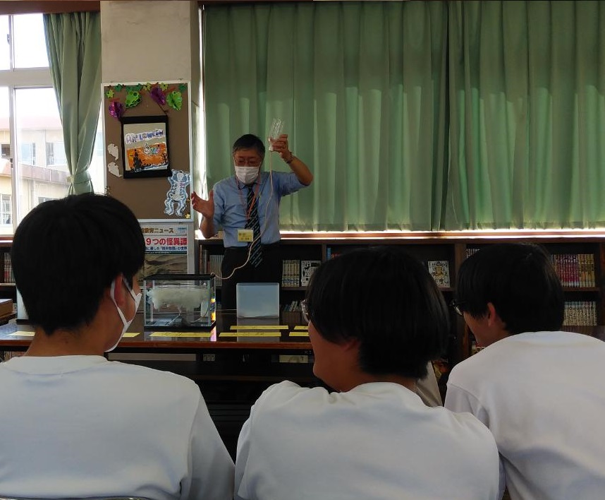 小田原市立城北中学校図書館で火山実験やジオパーク展示を行いました!!