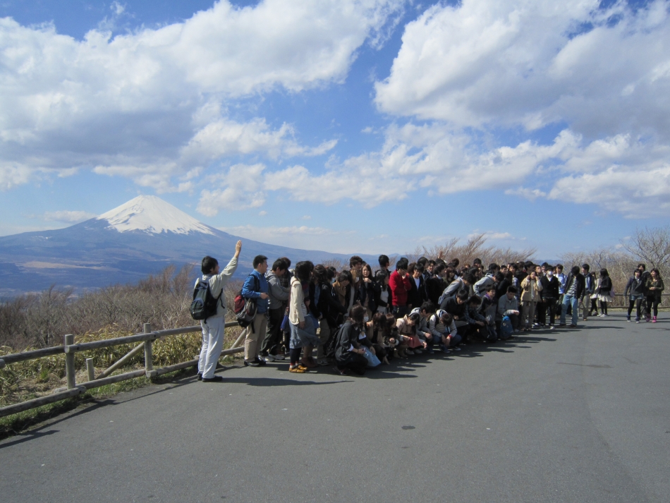 富士山を背景に記念撮影(三国峠)