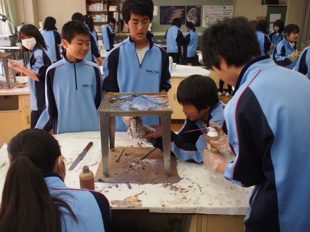 箱根中学校での火山実験イメージ